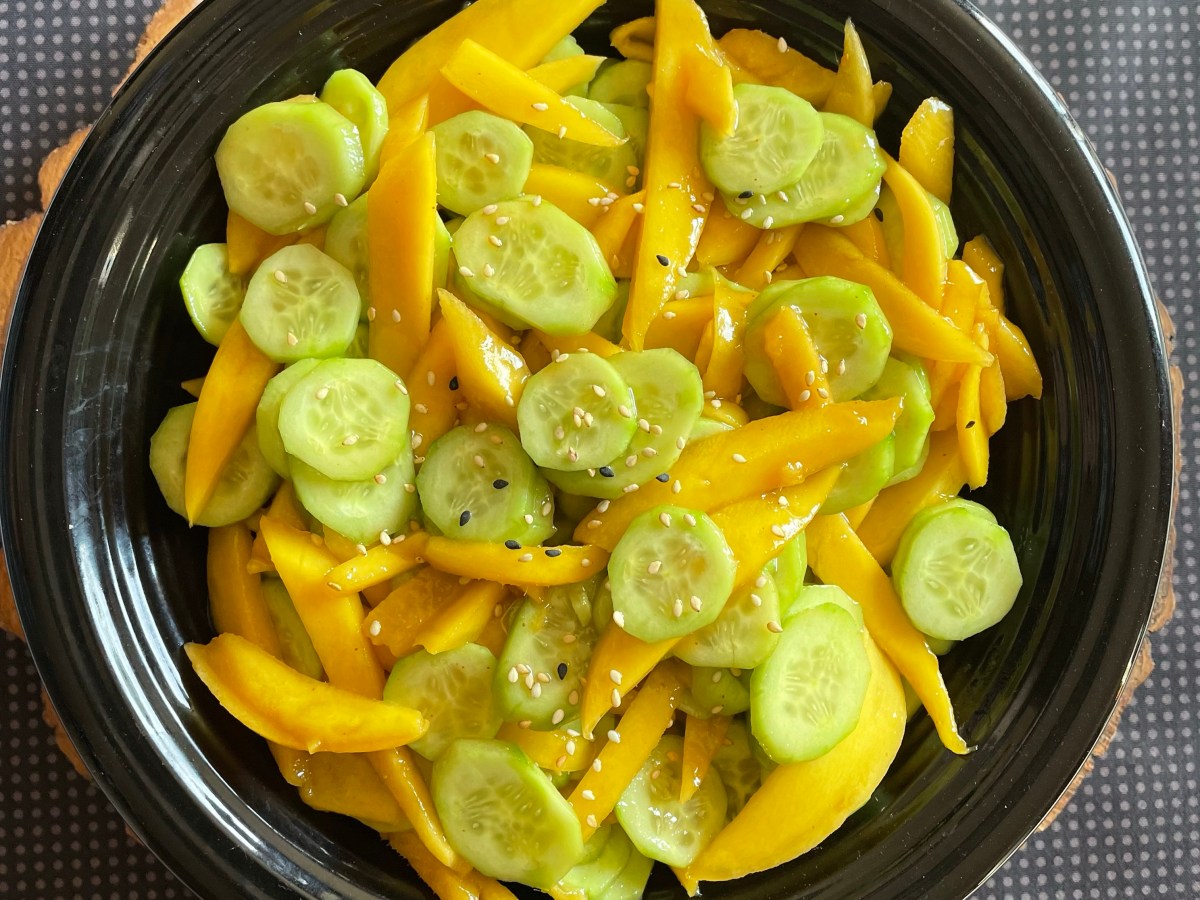 Saumon thaï grillé et salade de mangue et concombre au&nbsp;sésames